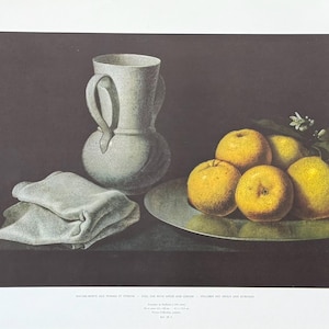 Può includere: Una natura morta con una brocca di ceramica bianca, un piatto d'argento e un gruppo di limoni gialli. I limoni sono disposti sul piatto, alcuni fuoriuscono dal bordo. La brocca è posizionata dietro il piatto e un panno bianco è drappeggiato sul tavolo.