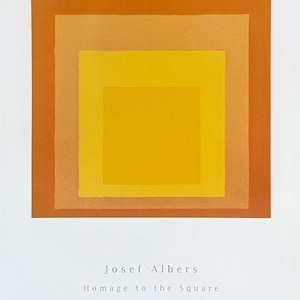 Puede incluir: Una impresión de "Homenaje al Cuadrado" de Josef Albers con cuadrados concéntricos en tonos naranja y amarillo. La obra de arte tiene un diseño minimalista con el nombre y el título del artista en la parte inferior.
