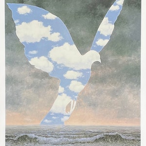 Cartaz da exposição de René Magritte - A grande família - surrealista - artista belga - pássaro - mar - nuvens - artista de museu - impressão de arte - azul