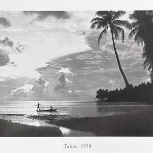 Cartel de la exposición Tahití, 1938. Pescadores. Océano. Mar. Isla tropical. Fotografía en blanco y negro. Impresión artística.