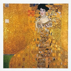 Könnte beinhalten: Quadratischer Kunstdruck eines Gemäldes von Gustav Klimt. Das Kunstwerk zeigt eine Frau in einem goldenen Kleid und Hut mit aufwendigen Mustern. Der Hintergrund ist ein strukturiertes Gold mit einem grün-schwarzen Rand unten.