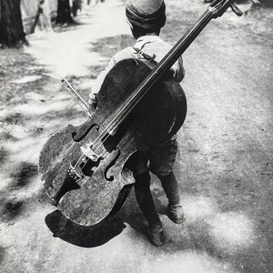 Cartel de la exposición de Eva Besnyo - Niño con violonchelo - fotógrafo - artista de museo - impresión artística