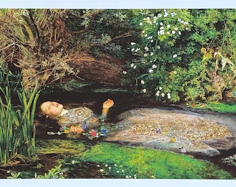 Puede incluir: Pintura de una mujer flotando en un arroyo, rodeada de vegetación y flores. La mujer lleva un vestido detallado y tiene flores en el pelo. La escena está ambientada en un entorno natural al aire libre con un ambiente sereno.