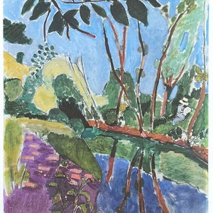 Könnte beinhalten: Ein impressionistisches Gemälde einer Landschaft mit blauem Himmel, grünem Laub und einem Gewässer. Das Kunstwerk weist eine Vielzahl von Pinselstrichen und Farben auf, darunter Grüntöne, Blau, Lila und Braun. Das Gemälde ist unten rechts signiert.