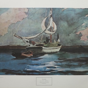Op de afbeelding: Een aquarel schilderij van een zeilboot met witte zeilen op een blauwe watermassa. De lucht is een mix van blauw, roze en grijs. De zeilboot bevindt zich op de voorgrond, en er is een kleinere boot op de achtergrond.