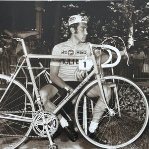 Cartel de la exposición del Tour de Francia - El incomparable Eddy Merckx - arte decorativo - fotografía en blanco y negro - impresión artística