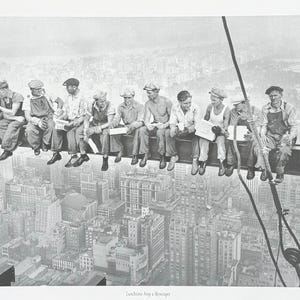 Cartel de la exposición &quot;Almuerzo en la cima de un rascacielos&quot; - Trabajadores de la construcción - Nueva York - Peligroso - Fotografía en blanco y negro - Impresión artística