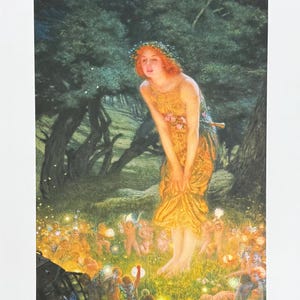 Op de afbeelding: Een vintage kunstprint met een vrouw in een gouden jurk en bloemenkrans, omringd door kleine figuren en gloeiende lichten in een bos. Het kunstwerk heeft een zachte, dromerige kwaliteit met de nadruk op de vrouw en de magische sfeer.