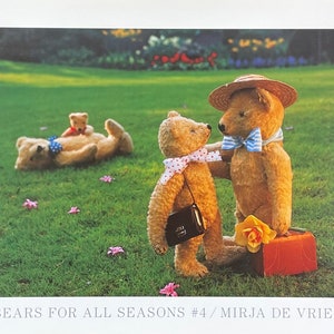 Plakat wystawy Miś Teddy Bear - Podróże - domek dla lalek - przytulanka - wydruk artystyczny - pokój dziecięcy - hobby - miłość - rodzice - pożegnanie - wydruk artystyczny