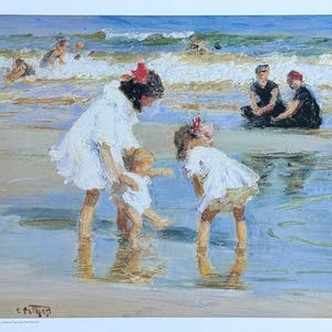 Puede incluir: Pintura impresionista de niños jugando en la playa. Una mujer con un vestido blanco y un lazo rojo en el pelo ayuda a un niño pequeño en el agua. Otras figuras están en el agua y en la arena. El océano es azul y la arena es de color arena.