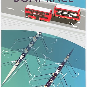 Puede incluir: Un cartel de la Regata Oxford Cambridge. La imagen muestra dos autobuses de dos pisos rojos sobre un puente sobre dos equipos de remo en botes. El texto "OXFORD CAMBRIDGE BOAT RACE" está en la parte superior.