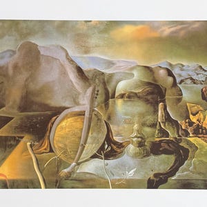 Puede incluir: Impresión surrealista de un paisaje con un objeto en forma de globo, una estructura curva y elementos acuáticos. La paleta de colores incluye marrones, beiges y verdes, creando una atmósfera onírica.