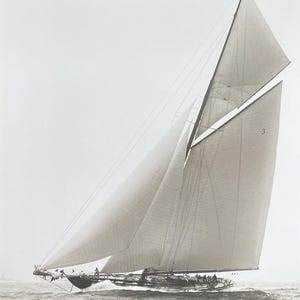 Segelyacht Ausstellungsposter - Kleeblatt III - Segelboot - Ozean - Meer - Regatta - Kunstdruck - schwarz weiß Fotografie - Offset Litho