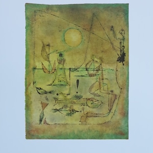 Può includere: Un dipinto ad acquerello di Paul Klee intitolato "Fish Rise: They're Biting You." Il dipinto presenta uno sfondo verde con un sole giallo, una varietà di forme astratte e alcuni pesci.