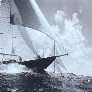 Cartel de exposición de yates de vela - Olas impetuosas - Velero - océano - mar - regata - impresión artística - fotografía en blanco y negro - litografía offset