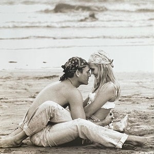 Cartel de la exposición Amor en la playa - pareja romántica - océano - mar - surf - amor - beso - fotografía - impresión artística