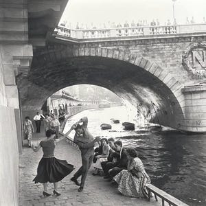 Tanzendes Paar Ausstellungsposter - Brücke - Paris - Dekorative Kunst - Schwarz Weiß Fotografie - Kunstdruck