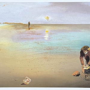 Puede incluir: Una impresión de estilo vintage muestra una escena de playa serena. Una persona está sentada en la arena, mientras que otras dos trabajan cerca. Un ciclista se ve a lo lejos. La obra de arte presenta colores suaves.