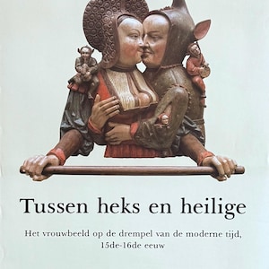 Könnte beinhalten: Ein Vintage-Poster mit einer geschnitzten Holzskulptur von zwei sich umarmenden Figuren, mit kleinen Figuren auf ihren Schultern. Der Titel des Posters lautet "Tussen heks en heilige" und enthält Text über eine Museumsausstellung von 1985-1986.