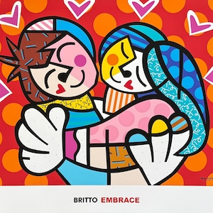 Op de afbeelding: Een kleurrijke illustratie van twee mensen die elkaar omhelzen, met een rode achtergrond en oranje en witte stippen. De afbeelding heeft de titel "BRITT0 EMBRACE".