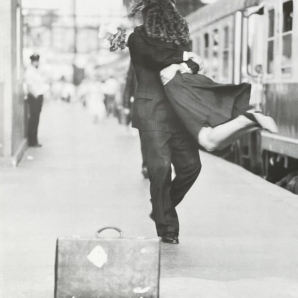 Affiche de l'exposition Marc Trautmann - Couple d'amoureux - Gare - amour - baiser - photographie - noir blanc - impression d'art