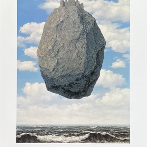 Cartaz da exposição de René Magritte - O castelo nos Pireneus - surrealista - artista belga - rocha - mar - artista de museu - impressão de arte