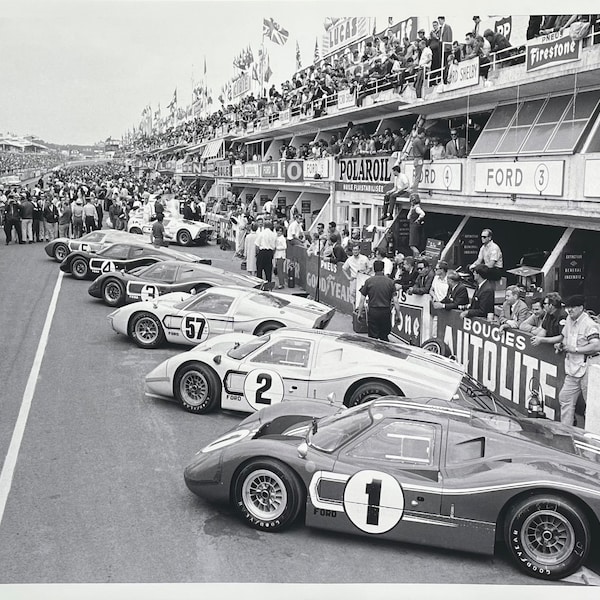 Poster della mostra Ford - Grand Prix - GT40 - corsa automobilistica - corsa - Le Mans - litografia offset - fotografia in bianco nero - stampa d'arte