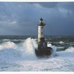 Cartel de la exposición Faro - Bretaña - Francia - olas - océano - mar - navegación - impresión artística - fotografía - litografía offset