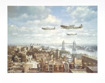 Könnte beinhalten: Ein Gemälde, das drei historische Kampfflugzeuge zeigt, die in Formation über London fliegen. Die Flugzeuge fliegen über die Themse, im Hintergrund ist die Tower Bridge zu sehen. Der Himmel ist hellblau und die Stadt ist eine Mischung aus braunen und grauen Gebäuden.