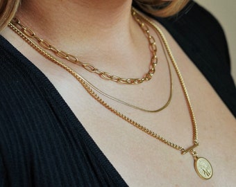 Halsband med flera kedjor och franskt hänge