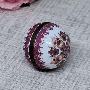 セラミック製ピルケース ～ 球形、ピンクとゴールドの花柄装飾