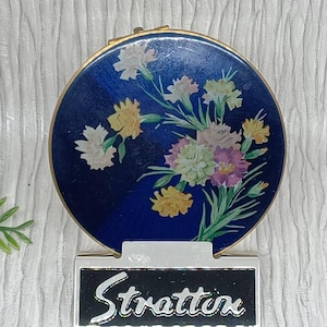 Stratton Powder Compact ~ Émail bleu avec fleurs roses, jaunes et blanches ~ Forme de scone précoce ~ Vintage du milieu du siècle