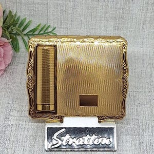 Porta rossetto Stratton Empress ~ Finitura guilloché con cartiglio vuoto ~ Metà del XX secolo, anni '50