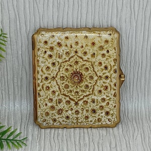 Portasigarette Stratton in smalto color crema con finti gioielli e motivo dorato ~ Design con stampa indiana (noto anche come gioiello) ~ Scatola per sigarette vintage