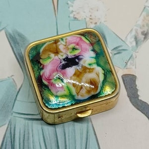 Boîte à pilules dorée avec incrustation de verre fusionné, rose, marron, vert et jaune