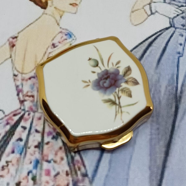 Mini boîte à pilules Stratton émaillée blanche avec une fleur bleue et une tête de graine de pavot