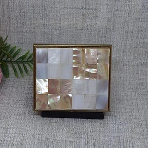 Pärlemorpulver kompakt ~ Vintage guldfärgad med snäckmosaiklock