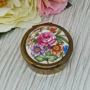 Boîte à pilules en laiton avec couvercle en céramique décoré d'une rose rose et de fleurs