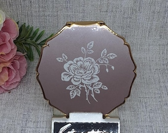 Weiße Rose auf metallischer pink Emaille