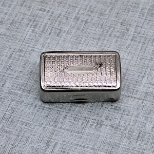 Caja pequeña de metal color plata ~ Pastillero de chapa cromada con acabado torneado