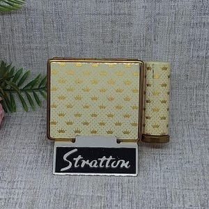 Könnte beinhalten: Ein Set aus drei Keramikbechern mit gesprenkelter, matter Oberfläche. Die Becher sind in Creme-, Hellgrau- und Dunkelgrautönen gehalten. Jeder Becher hat ein schlichtes, minimalistisches Design und einen abgerundeten Griff.