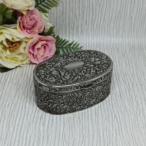 Verzilverd sieradendoosje ~ Sierlijk zilverkleurig sieradendoosje met reliëfpatroon