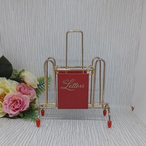 Portacartas de alambre vintage con letras en PVC rojo