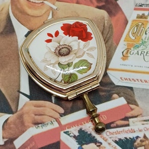 Cenicero con tapa abatible y asa decorada con rosas sobre un inserto de cerámica ~ Cenicero de bolsillo vintage para mujer