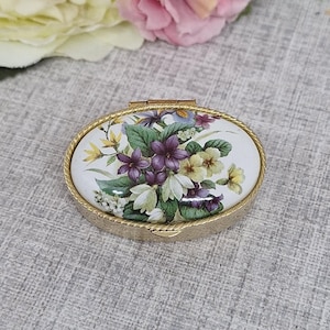 Portapillole ~ Coperchio bianco decorato con fiori primaverili ~ Viole, primule, bucaneve, iris
