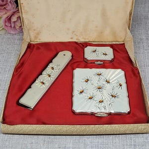 Stratton Compact Set with Comb & Pill Box ~ White Guilloche with Daisies