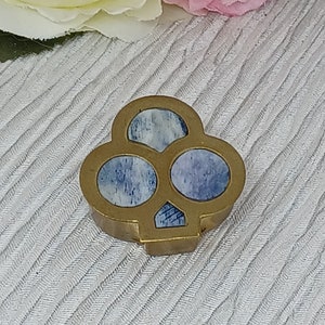 Pastillero o joyero de latón con forma de trébol con incrustaciones de concha azul y blanca ~ Trébol de tres hojas