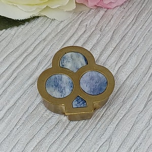 Portapillole o portagioie in ottone a forma di trifoglio con intarsio in conchiglia blu e bianco ~ Trifoglio a tre foglie