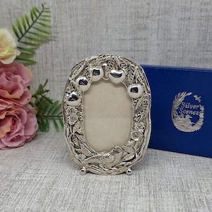 Silvermotivfotoram med präglad fågel och körsbär ~ med graverad dikt ~ Silverpläterad fotoram 1980-talet