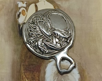 Miroir à main Art Nouveau ~ ton argent décoré d'un motif de fleur d'iris en relief